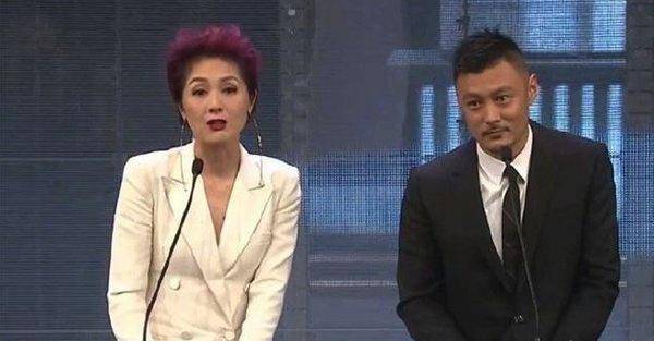 52岁郑伊健近照：和老婆十指紧扣低调现身，买楼投资身价超一亿