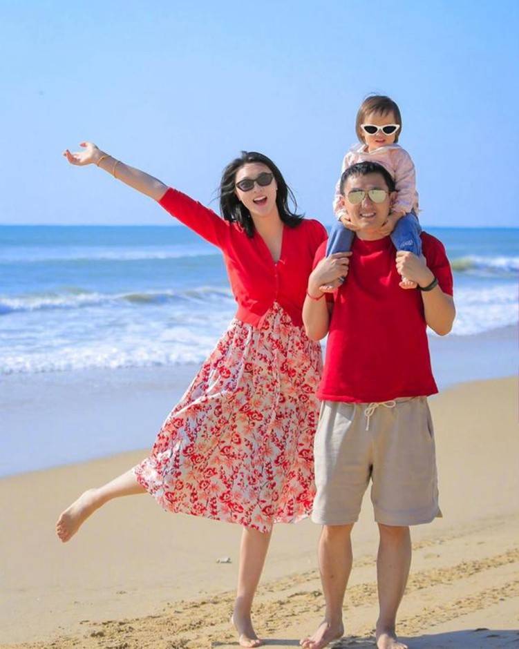 原标题：惠若琪海边秀恩爱！身高1米92搂老公，2人赤足牵手漫步沙滩好浪漫
