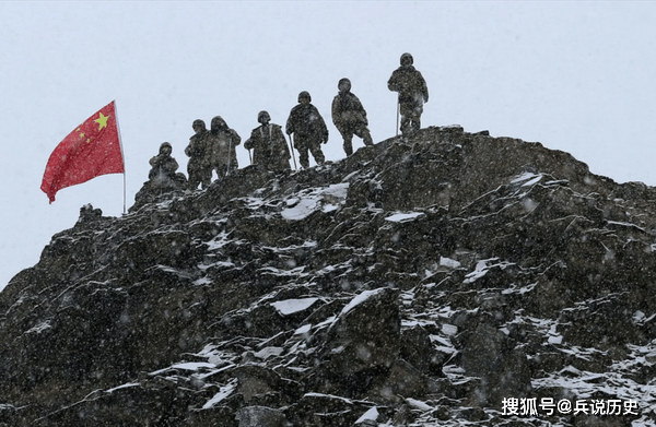 1962年对印还击，新兵一刀捅入印军胸膛，不意对方死活不松手！