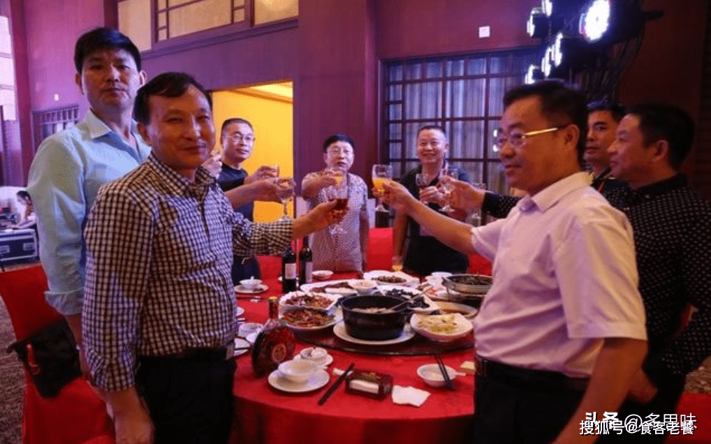 贵州人请客喝啥酒？当地人：茅台靠边站，会喝就挑那几款平价酒