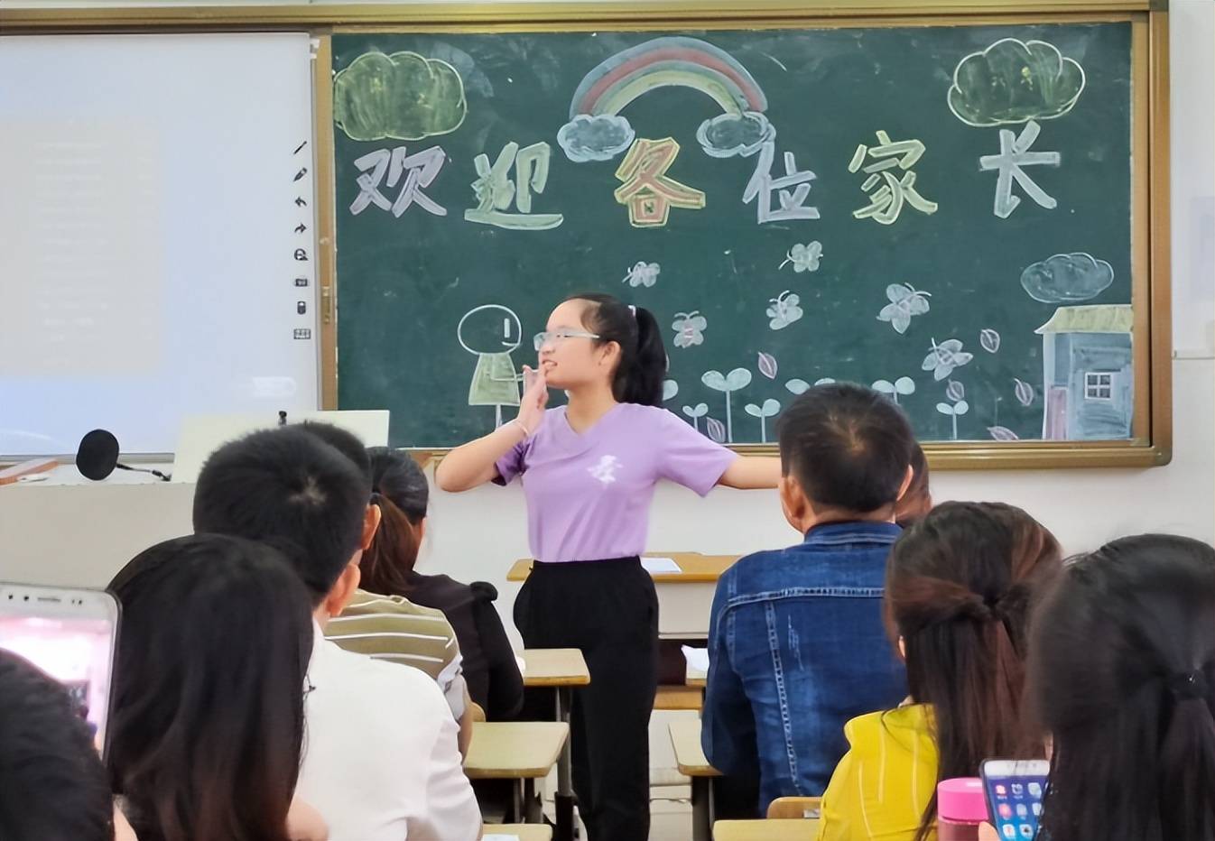 学生调座还有“潜规则”？一小学被爆按父母职业排座，教育局回应