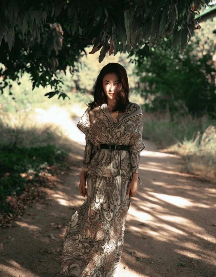 С��ϼ�����ˣ�һ��ˮ��ɫ����ȹ���е��ţ����ɺ�̺Cλ̫ ...