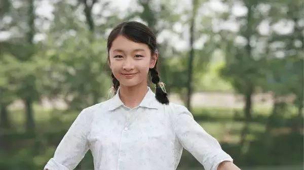 原创周冬雨成名路艰辛，从小失去父亲，继父一路陪伴