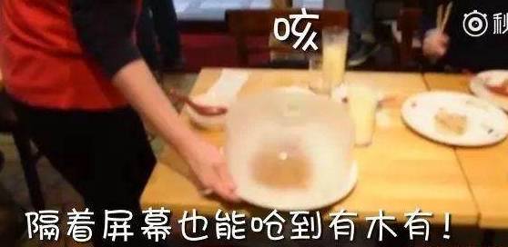 日本人推出“死神炒饭”，厨师戴防毒面具颠勺，客人的脸色亮了