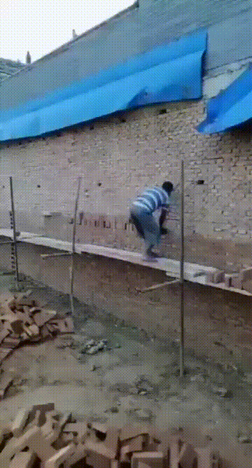 爆笑GIF：工人为了省力，竟然拿命搬砖！网友：明天到地府报道！