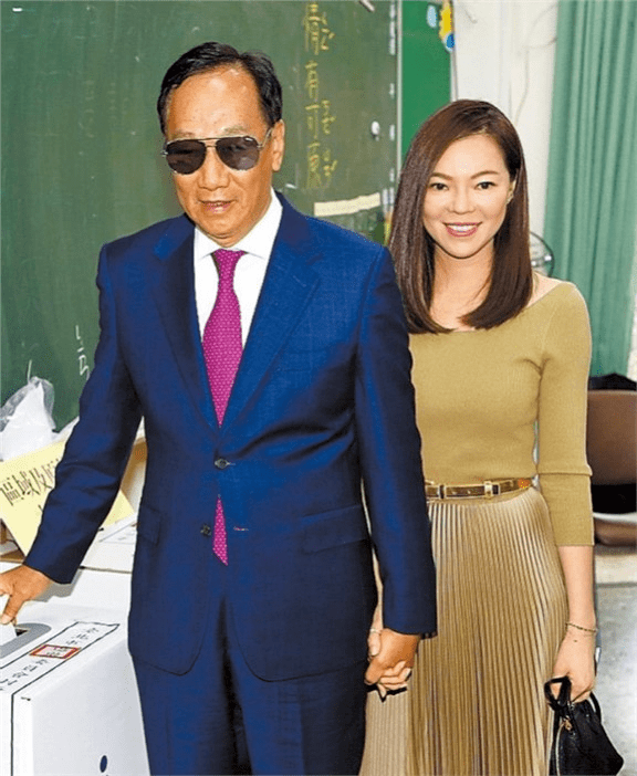 原创郭台铭一家同框！老婆和两女儿都甜美靓丽，儿子被郭台铭拖了后腿