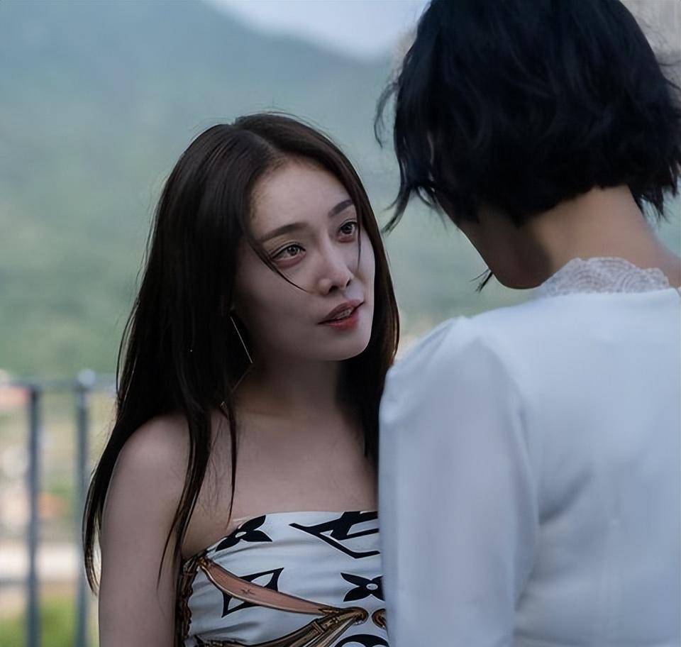 金赫拉在《黑暗荣耀》中饰演双面女儿李蓑罗，她是牧师的女儿，外是活跃