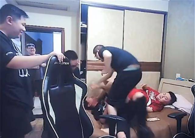 ����ɫ��һ�������ˣ�����ЦЦ���������£�����ȴ�������� ...