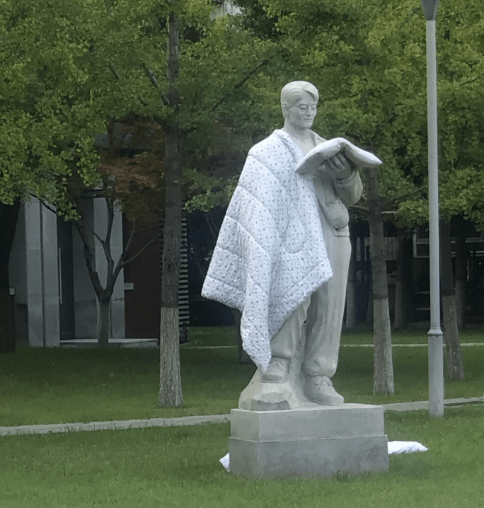 “我看不懂但心生服气”，大学生晒被子是有一套的，教师心悦诚服