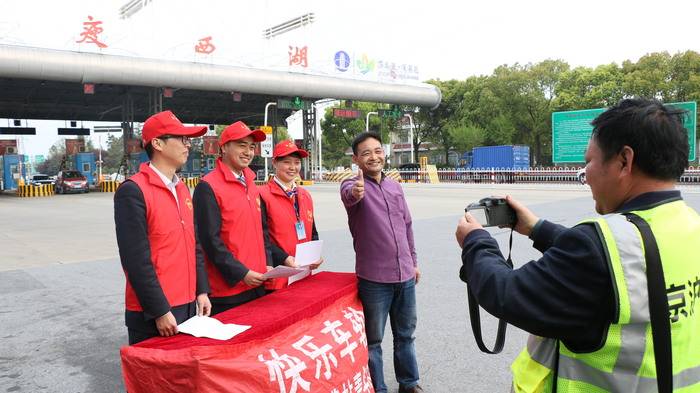 斑斓窗口 | 江苏京沪高速公路瘦西湖收费站收费办事团队