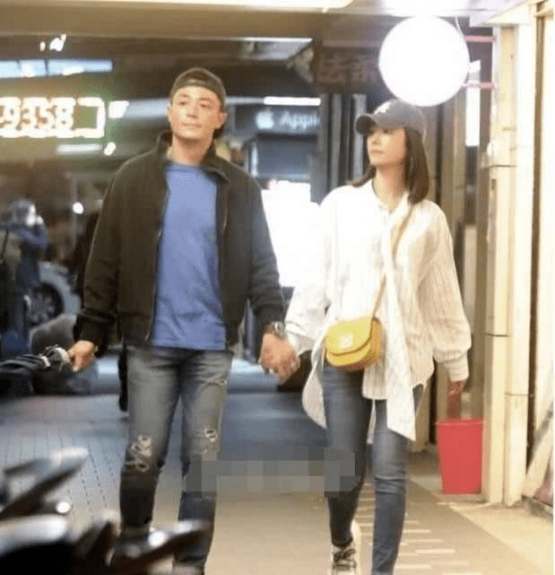 原创林心如晒全家福！两亲家母像姐妹林爸打扮体面，弟弟跟霍建华高冷