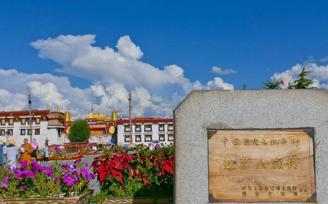 拉萨古城第一街八廓街，藏地时髦浓重，是来西藏的人必到之处