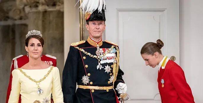 ����ڶ���������Լ��ϣķ���ں���ʧȥ����ͷ�������ƾ� ...