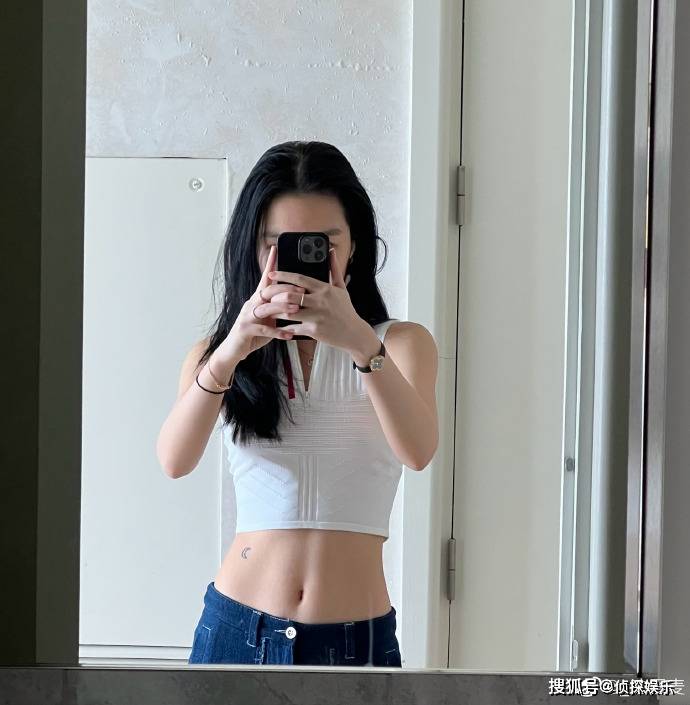 李咏21岁女儿晒近照，穿露腰拆秀马甲线，自信明艳获妈妈哈文称赞