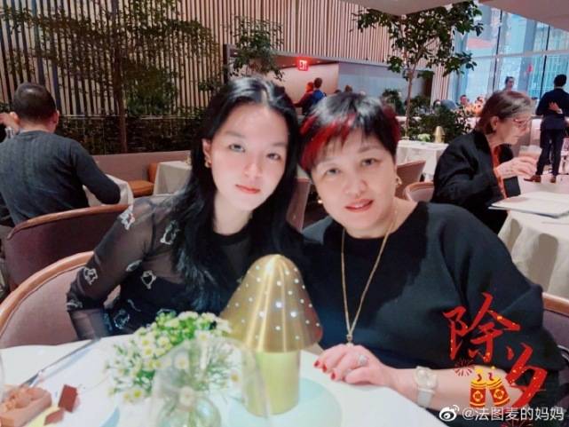 李咏20岁女儿晒最新美照，大秀马甲线小蛮腰，妈妈留言超骄傲