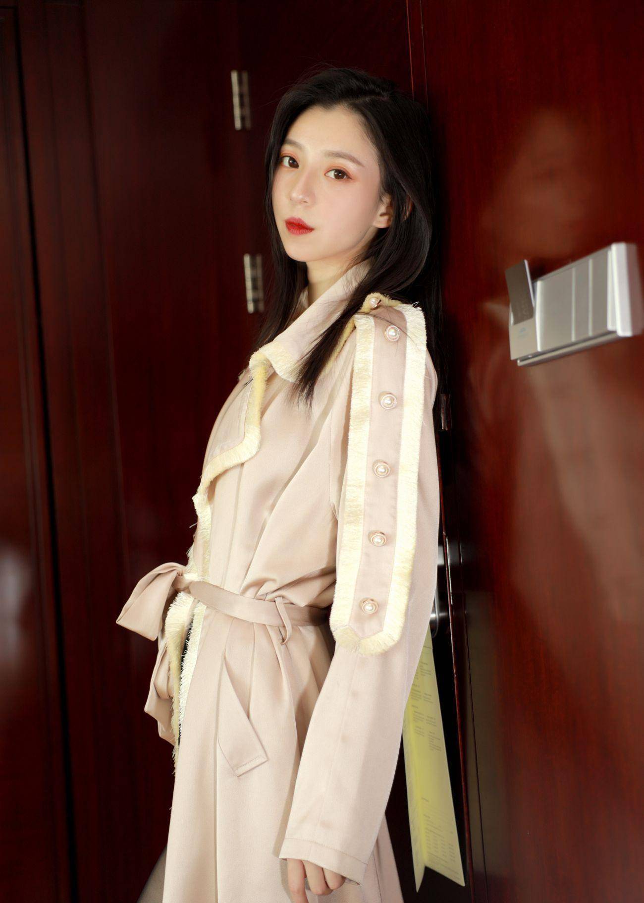 风衣搭配高跟鞋，轻熟的神韵，时髦至极！