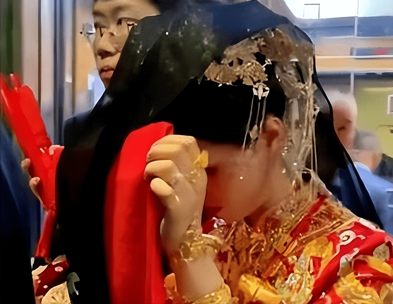 原创安徽，丧偶女子头披黑纱从婆家出嫁再婚，婆婆：比亲女儿还亲！