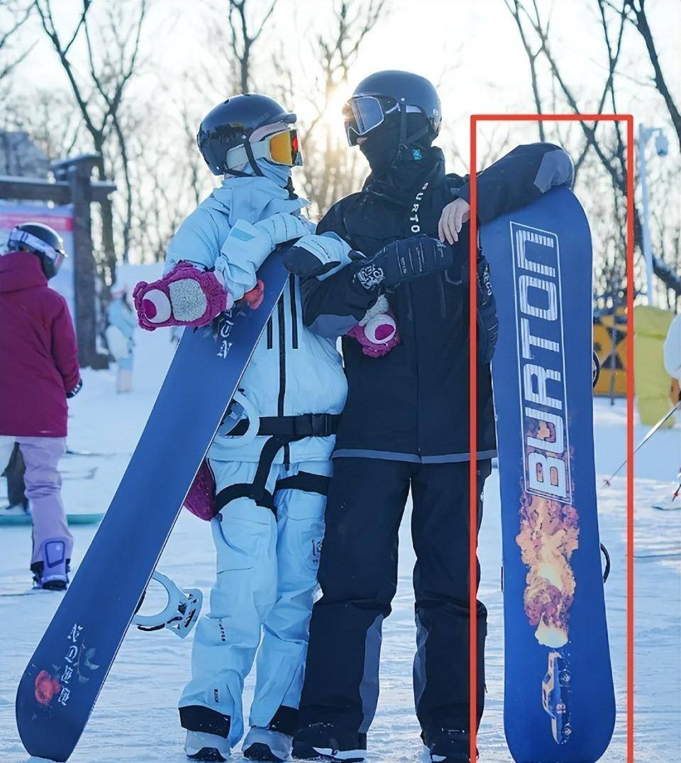 挑唆！占杰晒出一张杨洋与一名女子滑雪的亲密合照，该女子被思疑是王楚然