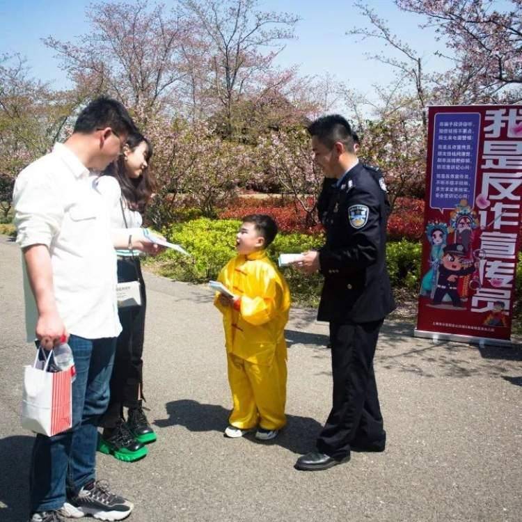 融入国学，宝山警方联袂小小宣传员在樱花树旁停止“反诈快闪”