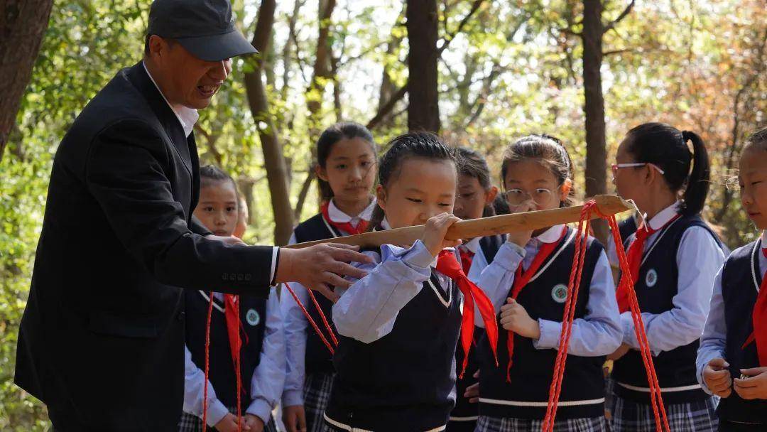 徐州市大中小学情景式思政课在淮海战役烈士纪念塔开讲