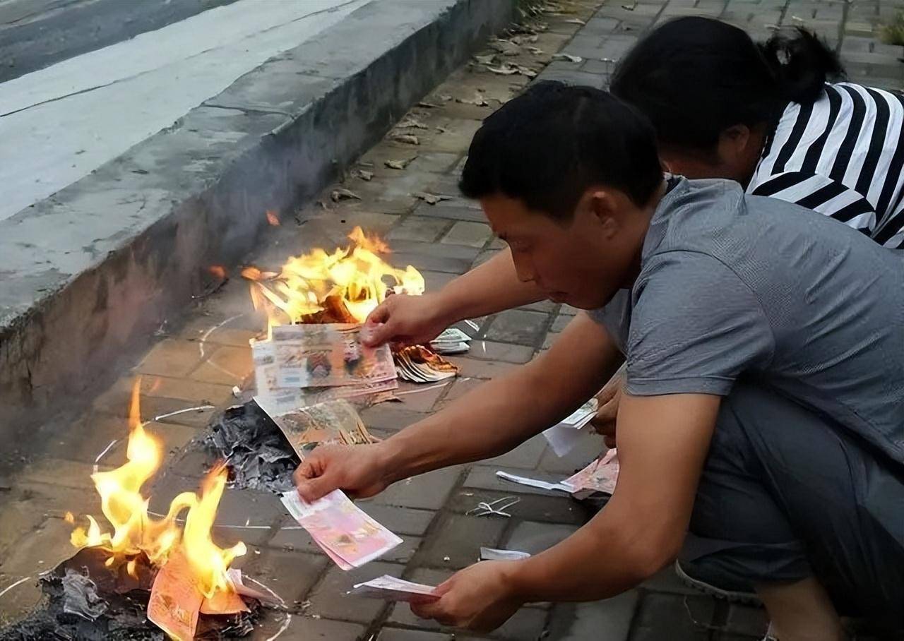 清明祭祖有何讲究？到底是先烧纸，仍是先修坟？年轻人少有人知