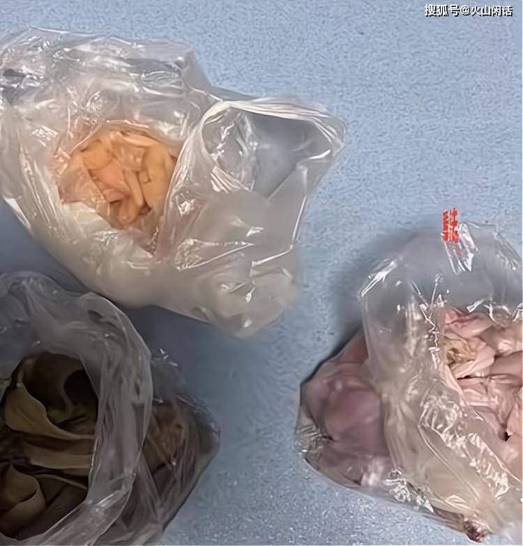 女子吃自助餐想吃回本，打包三袋食材转身就走，东家大怒报警