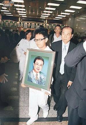 原创罗君左：一生未娶却为梅艳芳扫墓7年，3次截肢只在梅姐支票填3700