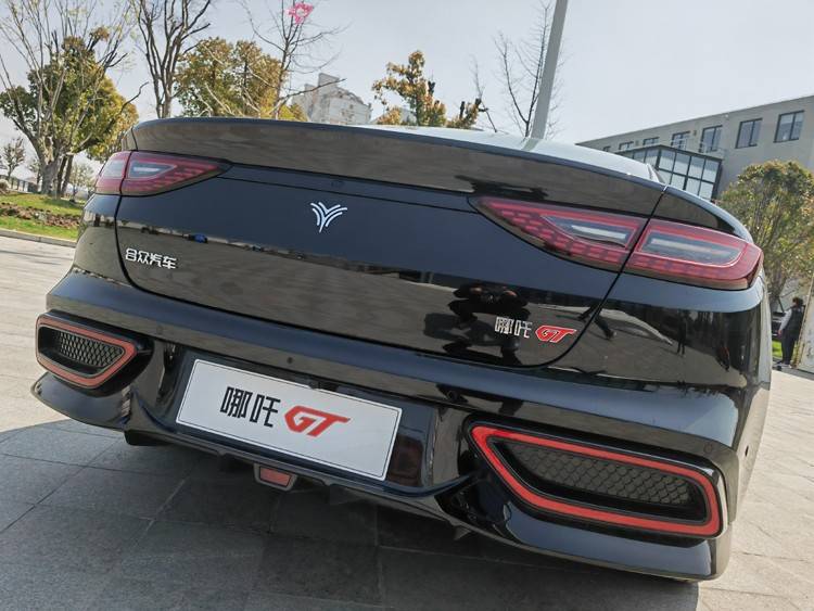 原创
                双门四座纯电跑车 实拍哪吒GT