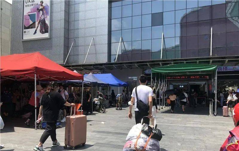 CQ9电子 CQ9传奇电子决裂！杭州四季青服装批发市场打响禁止直播带货第一枪(图2)