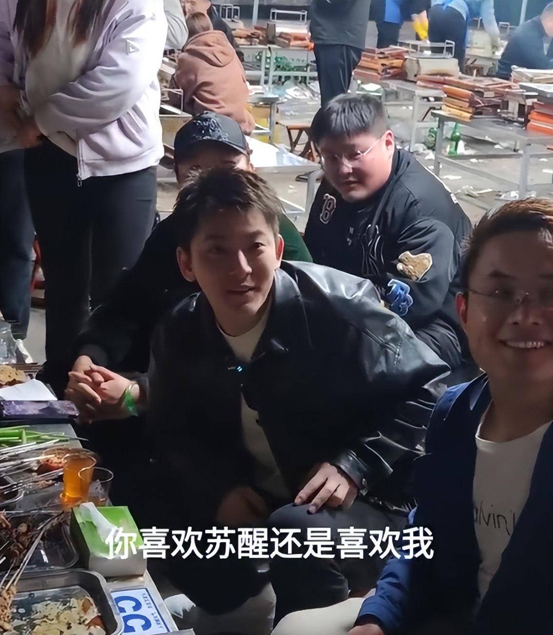 陈翔去淄博吃烧烤，问路人尴尬问题，到底喜欢他还是苏醒，被骂的可怜