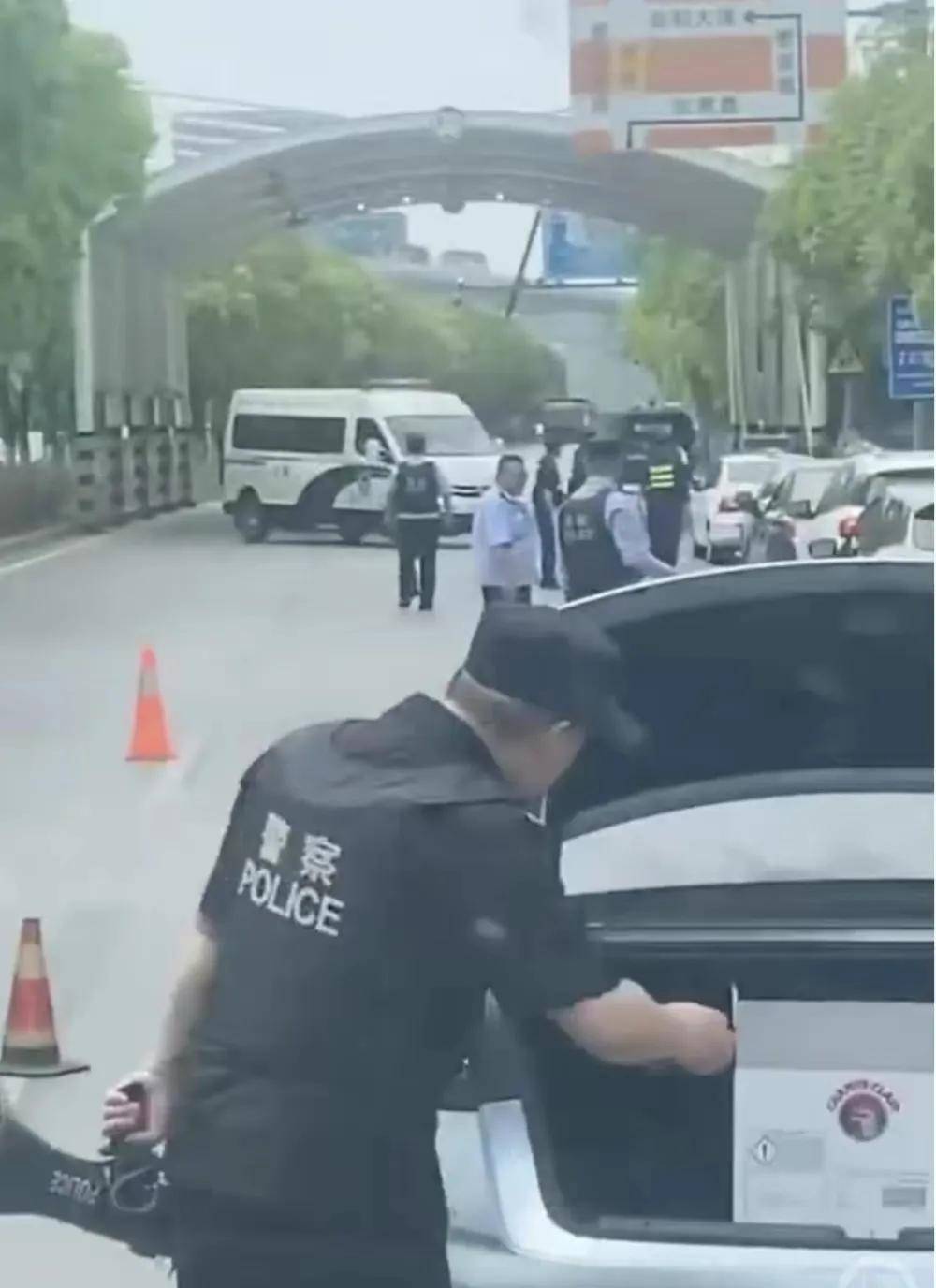 江阴市枪击案件现场！警方全城搜捕，犯罪嫌疑人仍在逃窜