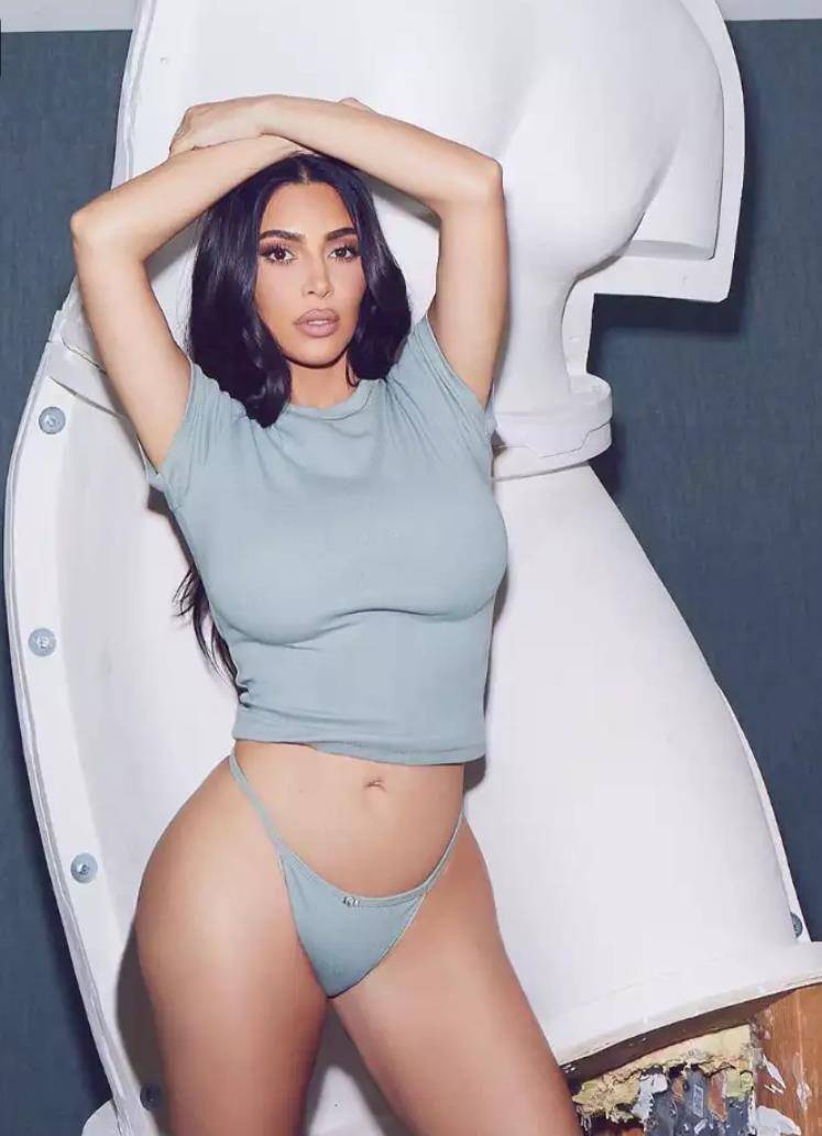 原创寻找灵魂的金·卡戴珊 (Kim Kardashian)“轻薄”春意