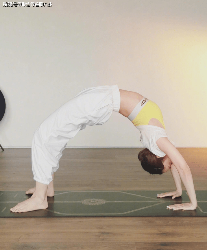 杨丞琳展示瑜伽高难度亚新体育动作倒立似棵松下腰一张弓(图6)