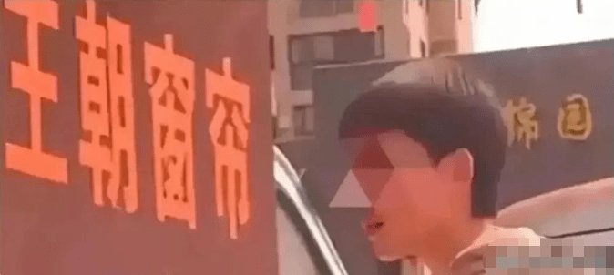 小情侣遭车主偷拍，16秒视频引发疯传，隐私泄露引发关注