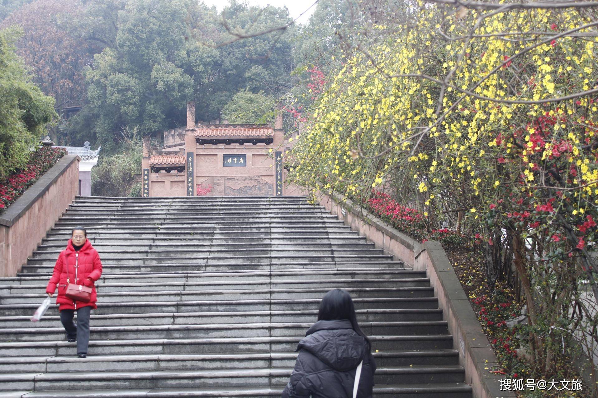 乐山老霄顶：唐风依依薛岑李杜，宋雨潇潇陆范苏黄