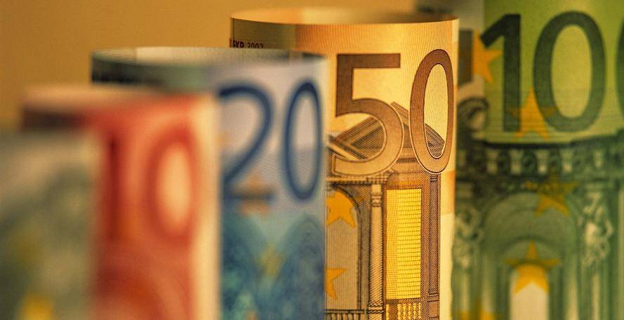 原创             全球货币支付排名：美元涨至41.74％，欧元跌到32.64％！人民币呢