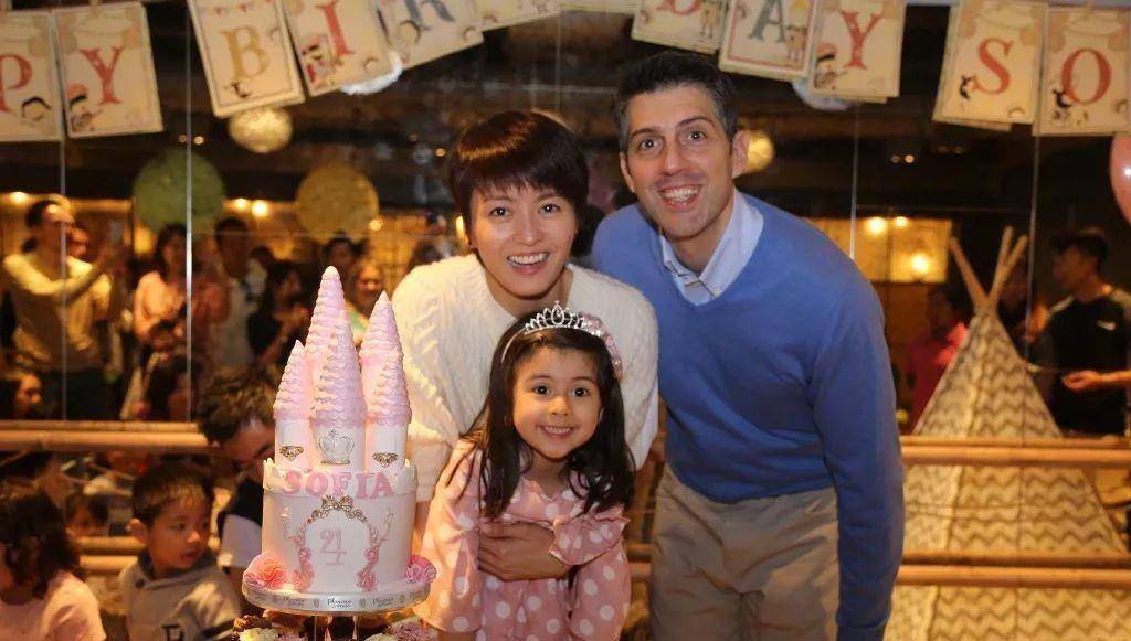 开云 开云体育44岁梁咏琪带女儿做面包庆祝西班牙节日老公感动到几乎掉泪