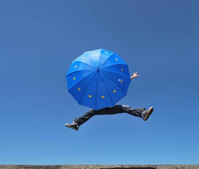 湖南4岁儿童将雨伞当降落半岛体育伞使用从26楼跳下模仿动画片情节(图4)