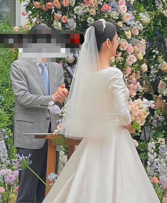 BG真人张娜拉婚纱照终于曝光！她穿婚纱美得像小花同框小6岁男友不显老(图5)