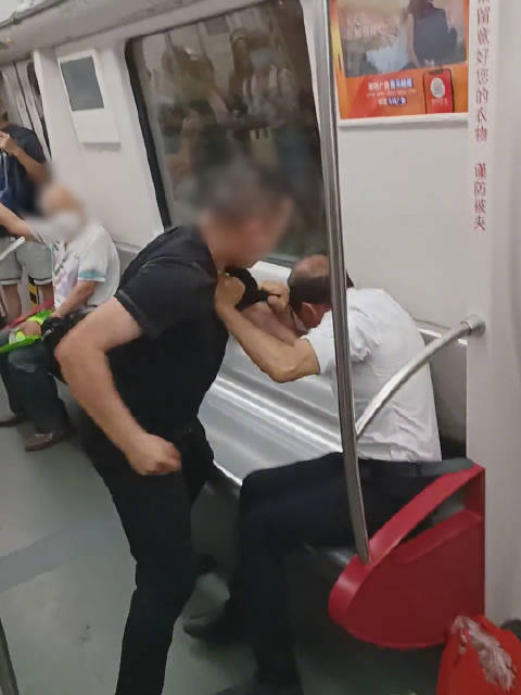 大叔与老人抢占地铁座位被乘客爆锤 拍摄者：双方被地铁人员带走