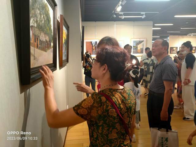 走进常德市文化馆看画展：《梦·十年》秦宏伟油画风景展开幕kb体育(图2)