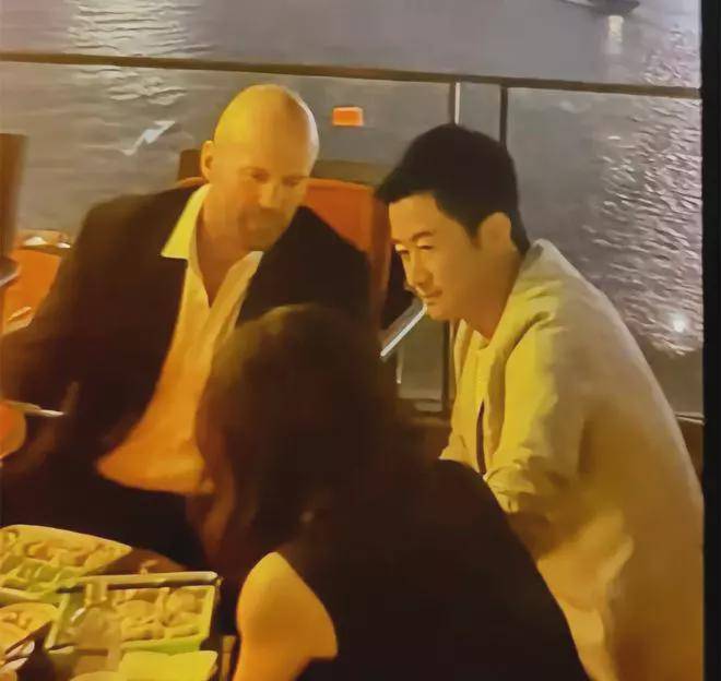 吴京与杰森·斯坦森外滩吃饺子 坐一起聊天