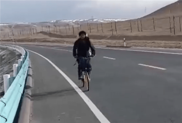 18岁小伙骑共享单车5000公里到新疆