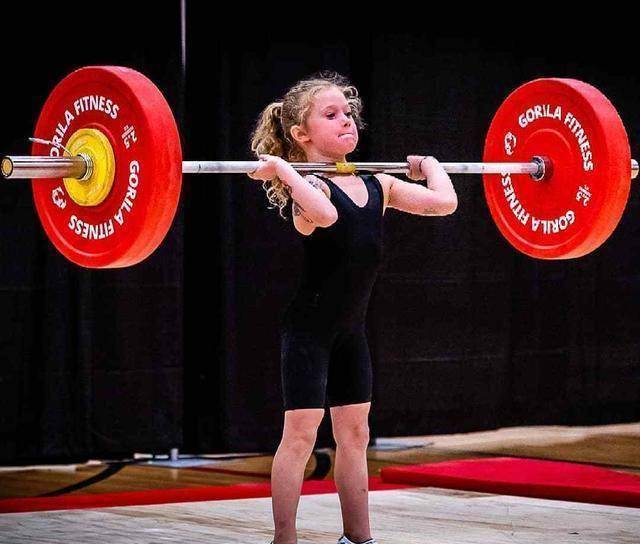 天才怪力女孩,7岁年龄娇小身躯硬举80公斤,画面令人亢奋