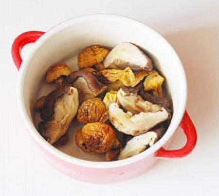 原创
            菌菇花胶牛肉汤的做法，简单易做，大家快来试一下吧！