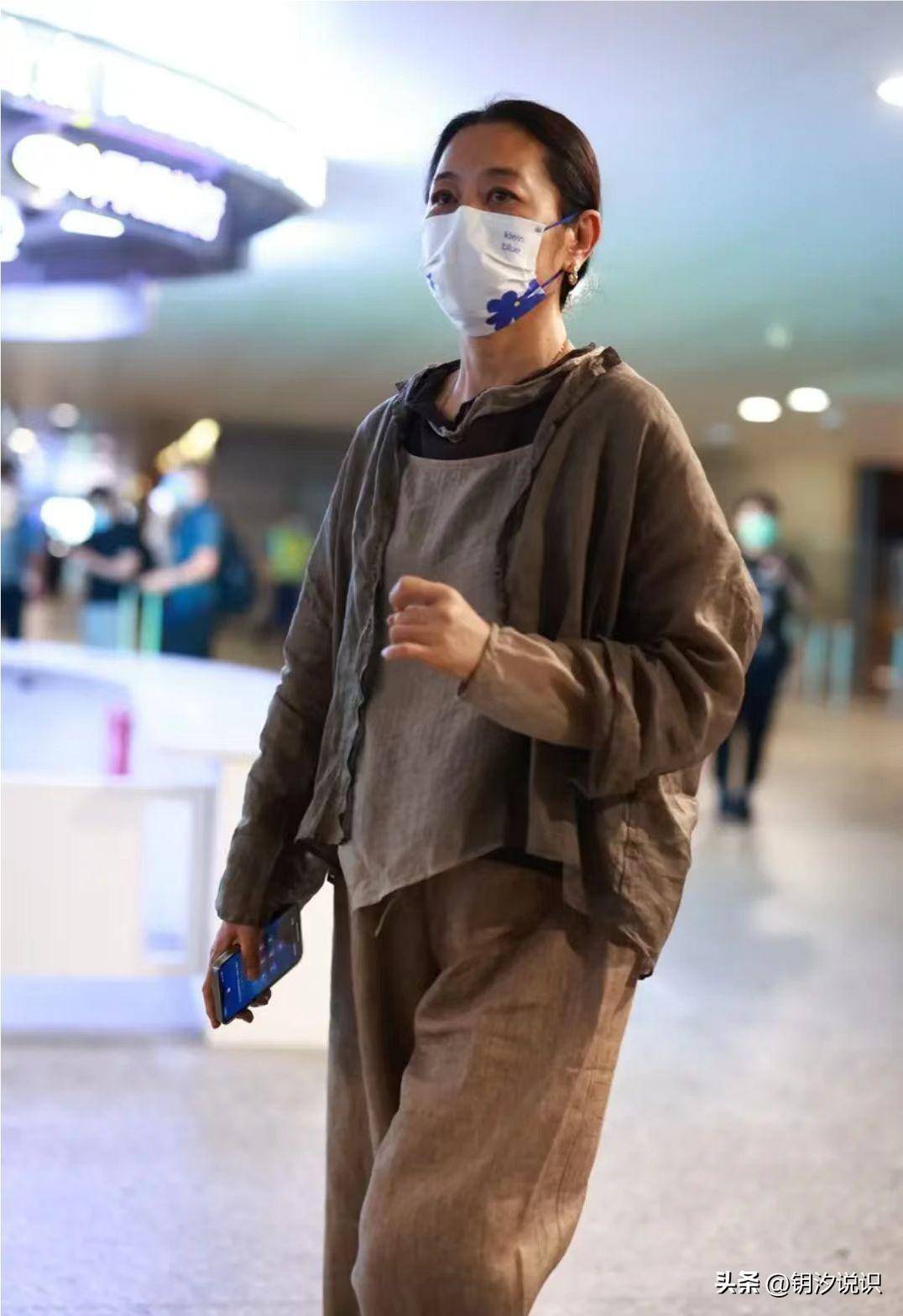 爱游戏平台倪萍的休闲装白纱+灰色开衫清新淡雅展现迷人气质(图7)