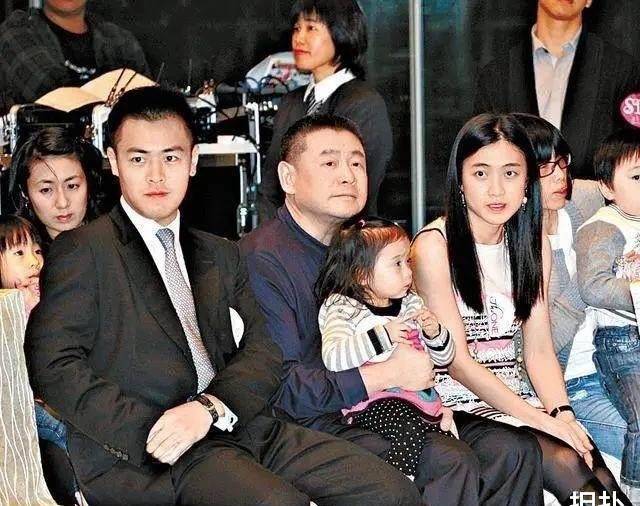 刘銮雄接班人诞生，并非是44岁的长子刘鸣炜，而是甘比10岁的儿子