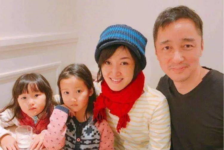 原创24岁主持电视舞台，富豪为她净身出户，今成豪门阔太三年生两胎