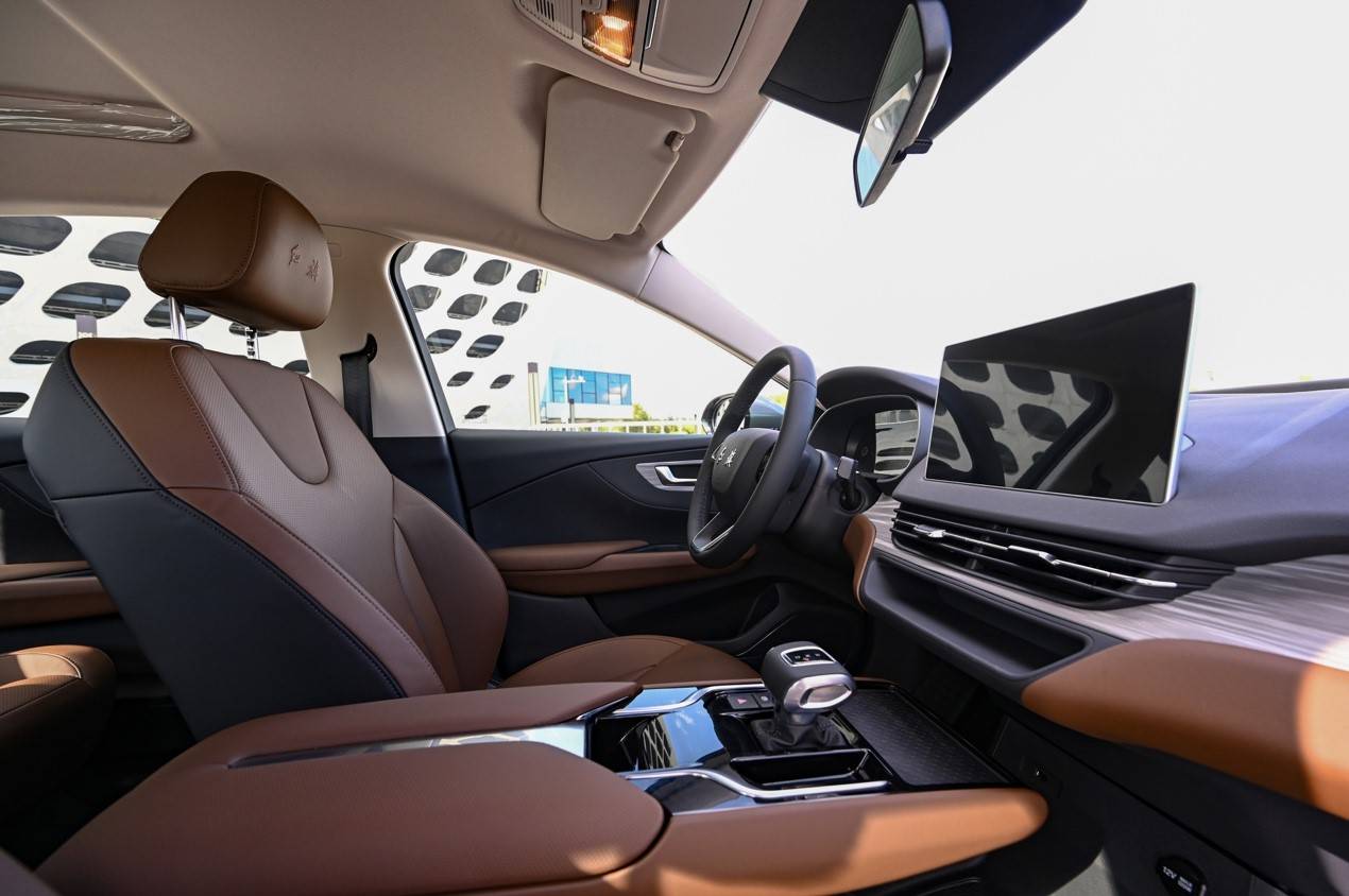 开云 开云体育平台ALL IN新能源后 红旗E-QM5 560KM PLUS 2023款带来最强“航价比”(图10) 开云 开云体育平台ALL IN新能源后 红旗E-QM5 560KM PLUS 2023款带来最强“航价比”(图10)