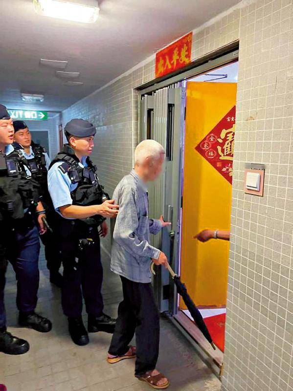 Kaiyun 开云香港：脑退化伯伯捡面包吃警察护送回家